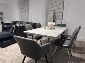 0.3 mi to St James | 4 Bedroom Apt + Free Parking - Image 2
