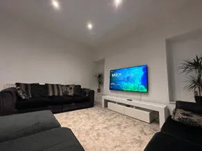 0.3 mi to St James | 4 Bedroom Apt + Free Parking - Image 3
