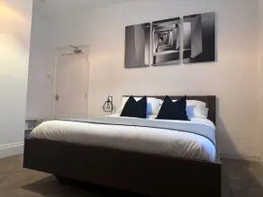 0.3 mi to St James | 4 Bedroom Apt + Free Parking - Image 5