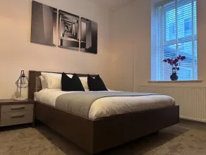 0.3 mi to St James | 4 Bedroom Apt + Free Parking - Image 4
