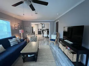 Pet-friendly home close to downtown - Image 3