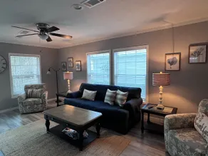 Pet-friendly home close to downtown - Image 4