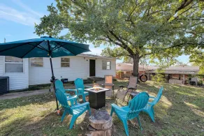 Cozy home w Fire pit! 5 miles to Stockyards - Image 2