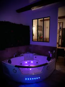 Maison Prestige Le Donjon des Plaisirs Jacuzzi - Image 2