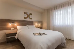 Vigo Bay, Apartment with queen bed and double bed - Image 5