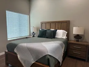 Upscale 1 Bedroom Apt - Pool/Hot Tub/Gym/EV - Image 5