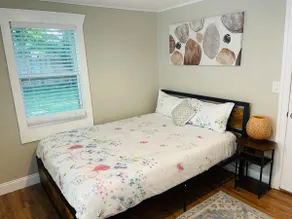 Quiet & comfy stay in 2-bedroom house - big yard - Image 5