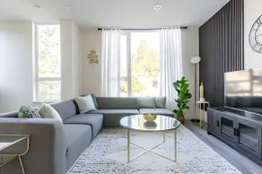 3BR Townhouse | Balcony | Seattle | Sophari Home L - Image 5