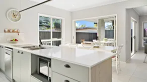 4 Bedrooms, Walk To Cafes, Shops & Restaurants - Image 3