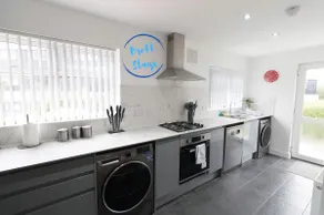 Stunning Stay Fast Wi Fi Garden Walk to Town - Image 5