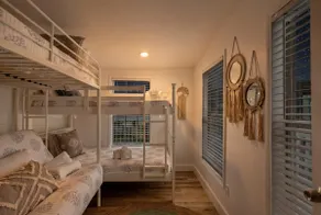 Gorgeous Beach Bungalow with Deck, Close to Beach - Image 4