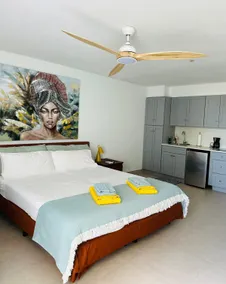 Spacious Pelican Key studio-pool. - Image 3