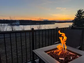 Dragonfly Loft, hot tub, river views - Image 2
