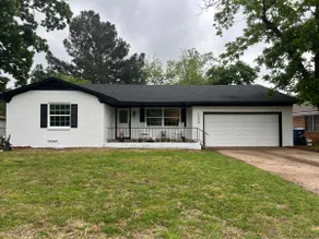 Elegant Spacious 3 Bedroom Home fenced back yard and Garage - Image 2