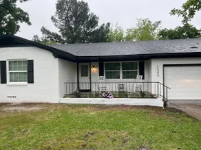 Elegant Spacious 3 Bedroom Home fenced back yard and Garage - Image 2