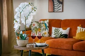 Family Friendly Retreat | Hot Tub + BBQ + mins DT - Image 2