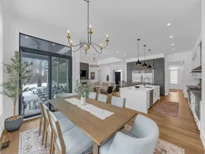 Luxurious Retreat in Port Alma - Image 2