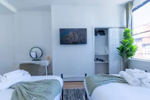 Calm Cocoon by Train+We Pay 1/2 Parking, Sleeps 6 - Image 4