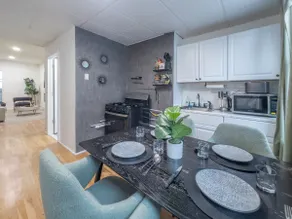 Calm Cocoon by Train+We Pay 1/2 Parking, Sleeps 6 - Image 2