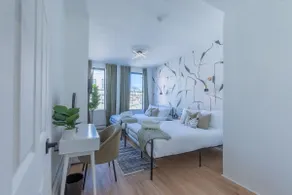 Calm Cocoon by Train+We Pay 1/2 Parking, Sleeps 6 - Image 3
