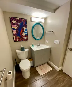 Clean, Central Location, Studio, Parking for 4 - Image 5