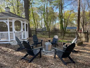 Lux Retreat for Groups, 5 Bedrooms, Sleeps 12 - Image 2