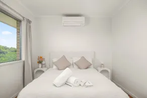 Bright Mini Unit - Walk to Felons & James Street - Image 2