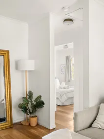 Bright Mini Unit - Walk to Felons & James Street - Image 3