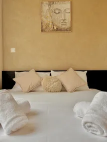Cozy Central Apartment • 10 min to Beach - Image 4