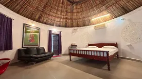 1BR Youtub Fetrd ArtVillage |Lake-Forest-Pool-Bird - Image 4