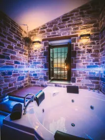 SELO Luxury Suite - Image 4