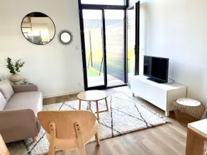 Apartment with a garden - Image 2