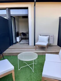Apartment with a garden - Image 3