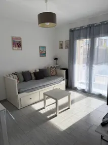 Cozy apartment with private courtyard & terrace - Image 2