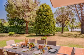 Large lakeside villa - Image 2