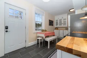 Charming Apt on Main St in Mystic! - Image 4