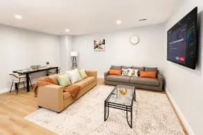 Luxurious 1 Bdrm: Comfort & Conv - Image 3