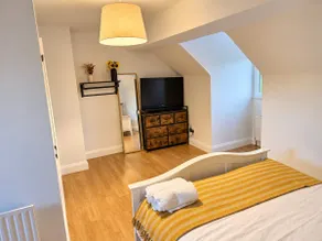 8 Guests, Near Beach, Private Garden & PS5 - Image 4
