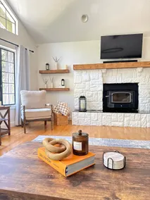 Woodsy Chic Family-Friendly Spacious Getaway - Image 3