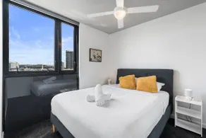 Modern Homely 2BR APT w Parking Bowen Hills - Image 3