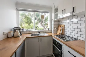 Homely 1-bedroom Unit in Hawthorn With Parking! - Image 2