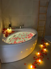 Romantic suite with private spa & terrace - Image 2