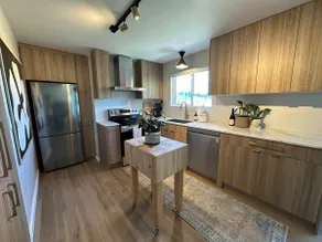 Freshly Renovated Apartment - Image 4