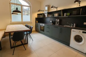 YFB 170m2, Netflix, 1 min UBahn, 15 People, Wifi - Image 3