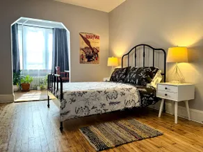 Modern 3BR Loft for 6 · Easy NYC Transit - Image 2