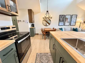 Beautiful Mountainview Top Floor Loft | Ski-in/out - Image 4