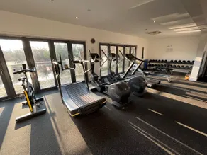 Cosy Cotswold Lodge by Your Home Here - ideal for families, log-burner, spa, private parking, EV Hookup included and heated swimming pools - Image 4