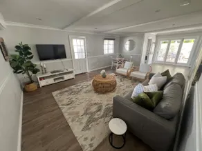 Seaside Serenity: Charming 2BR Queenslander Oasis - Image 2