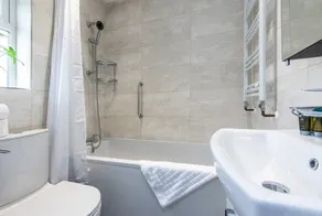 3 Bedroom Terraced House in Beeston Ideal for Corporate Stays - Image 5