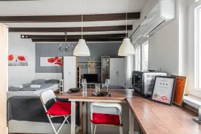 Cozy Nest Hideaway with AC near Grand Boulevard - Image 3